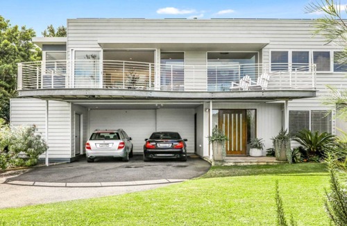 Killcare Heights House | Binalong House by HolidayCo.