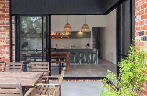 Wooloweyah House | Black Cockatoo - Oceanstays - Pet Friendly