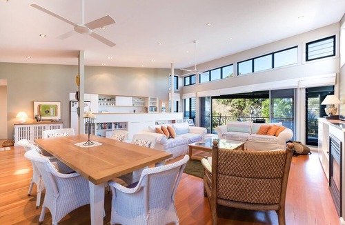 Diamond Beach House | Black diamond beach house