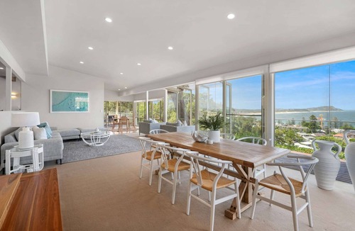 Terrigal House | “Blending Style & Luxury” – Ocean views and close to beach