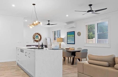 Blue Bay House | Blissful Beachfront Pad / Blue Bay