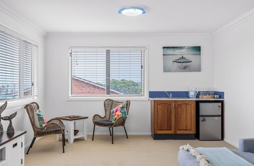 Ulladulla House | Blue Cottage – Coastal Family Retreat, Walk to Beach, Relaxed & Spacious
