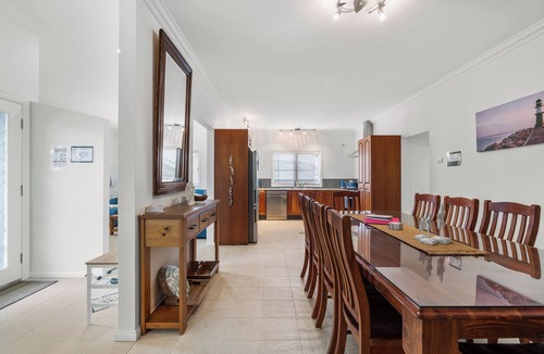 Ulladulla House | Blue Cottage – Coastal Family Retreat, Walk to Beach, Relaxed & Spacious