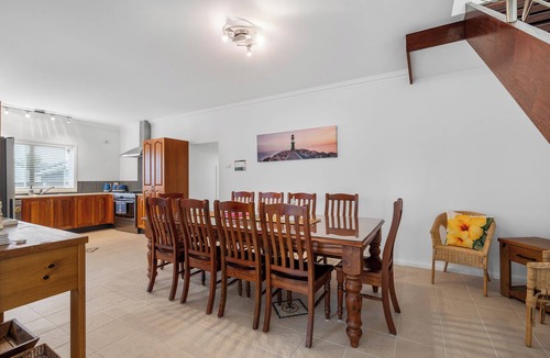 Ulladulla House | Blue Cottage – Coastal Family Retreat, Walk to Beach, Relaxed & Spacious