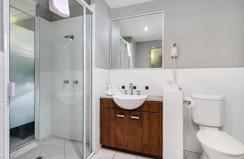 Trinity Beach Apartment | Blue Lagoon Lakeside Studio
