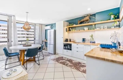 Broadbeach Apartment | Blue Palms By The Beach - Pool, spa, king bed