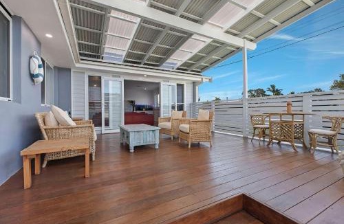 Long Jetty House | Blue Summer House