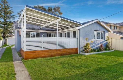 Long Jetty House | Blue Summer House