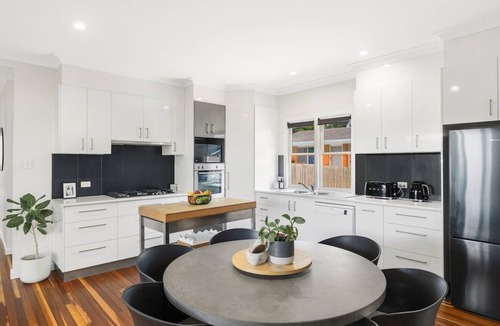 Centenary Heights House | Blue View Cottage! Simply Perfect!