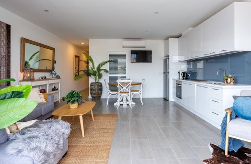Rosebud Apartment | Blue Waters on the Beach, Rosebud - $100 OFF!* - Beautiful apartment, absolute beach frontage.