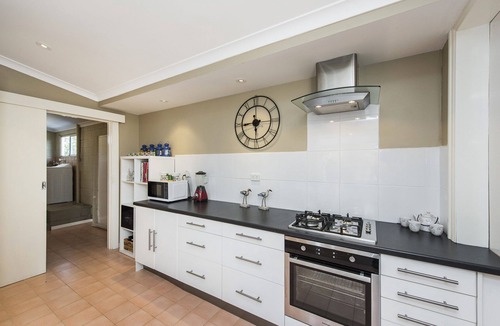 Guilderton House | Blueshack - Walking distance to foreshore
