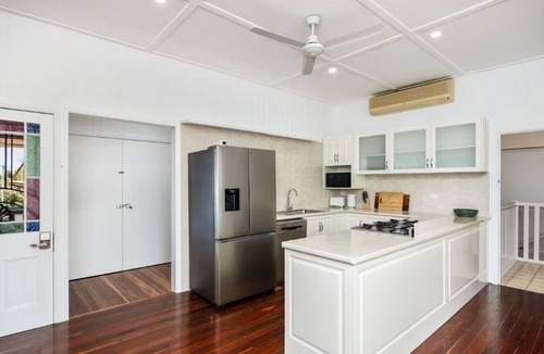 Urangan House | Bluewater Beach Retreat - 5BD/Pool/Walk to Beach