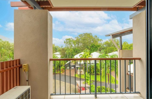 Trinity Beach Apartment | Bluewater Haven - Sweeping Lagoon Views with Pool