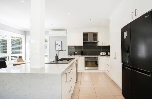 Callala Beach House | Bluewater Jervis Bay - Pet Friendly Luxury with Spa - 5 Mins Walk to Beach
