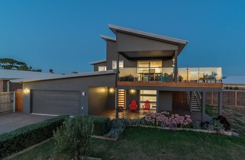 Cowes House | Boardwalk Boulevard, Spacious 4 bedroom house, lake view, walk to beach