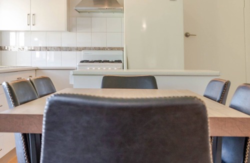 Mount Austin House | Botanic Base Pets Welcome Wagga Wagga