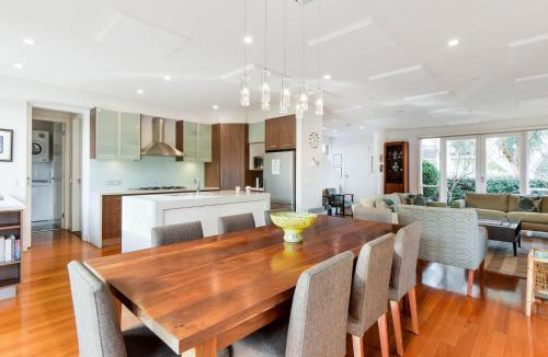 Glen Iris House | Boutique Stays - Maple on Kent