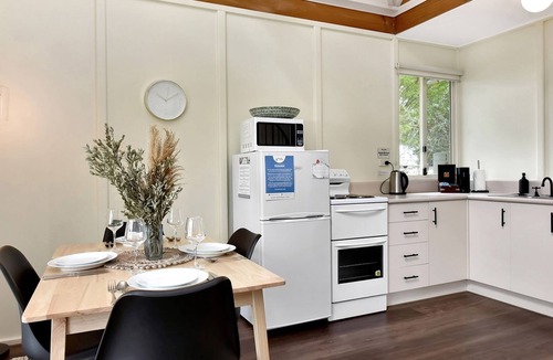 Rothbury Cottage | Bracken Ridge Vineyard - The Entire Estate