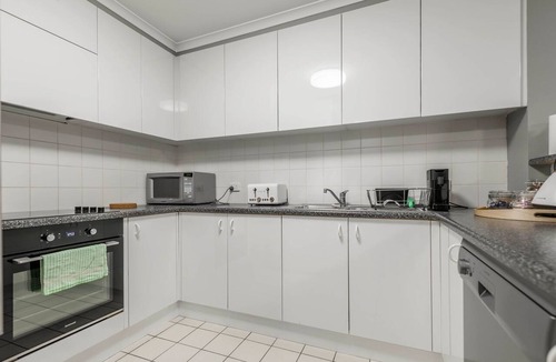 Braddon Apartment | Braddon Bliss: Sleek Apartment Near Attractions