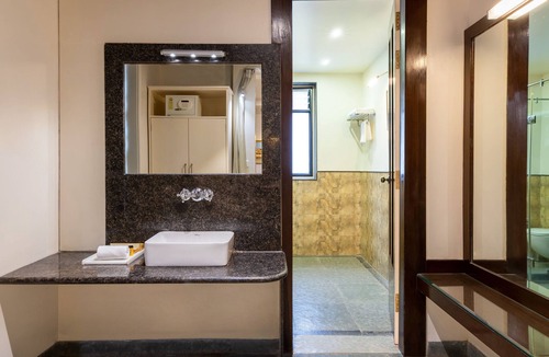 Lake Swaroop Sagar Hotel | Brahma Niwas - Luxury Lake View Hotel with Infinity Pool, Udaipur