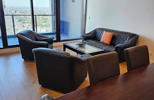 Heidelberg Heights Apartment | Breathtaking Skyline views. 3 bedrooms 2 bathrooms. Master bedroom with ensuite