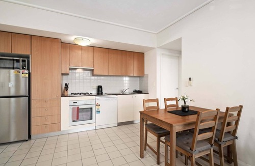 Wentworth Point Apartment | Bright 2-Bed Apartment Near Wentworth Point Sights