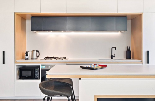 Docklands Apartment | Bright 2-Bed Retreat with Pool, Gym & Sauna Access
