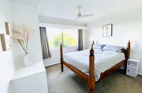 Bilambil Heights Apartment | Bright 2BR Retreat Pool View 12 Mins Airport