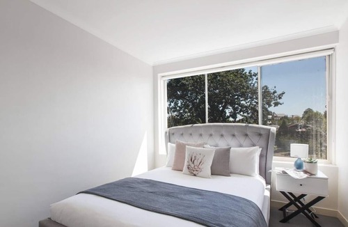 Flemington Apartment | Bright and Modern Pad in Flemington with Parking