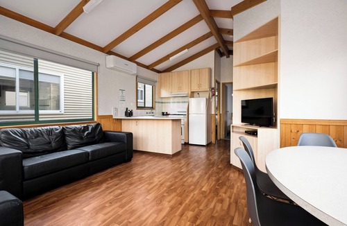 Bright Cabin | Bright Riverside Holiday Park
