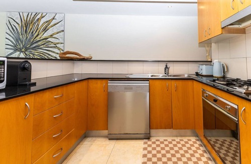 Bondi Apartment | Bright & Spacious 2 BDR w/Pool Parking Balcony AC