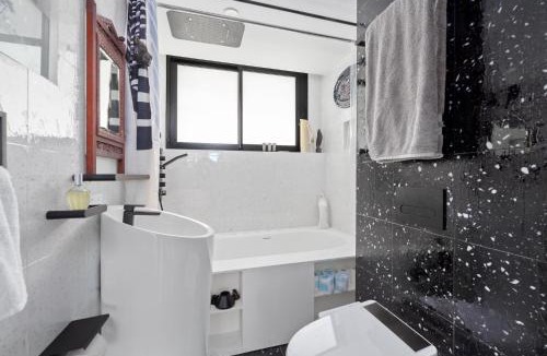 Tamarama Apartment | Bright Tamarama 2-Bed Apartment with Balcony Views