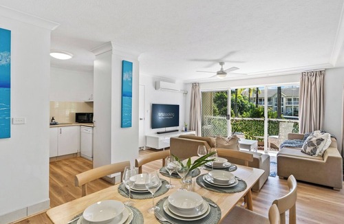 Surfers Paradise Apartment | Broadbeach Beachside 2BR Pool, Spa, BBQ, Aircon, 2 minute Walk to beach