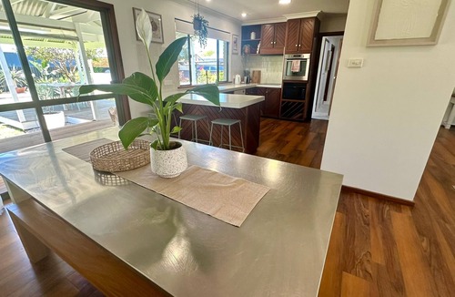 Broadwater House | Broadwater Break: Stylish Coastal Retreat for Families