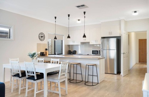 Goolwa House | Brooking’s Perch - Riverside Stay near Cafés & Wharf