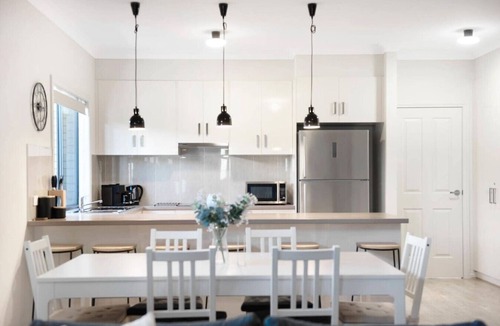Goolwa House | Brooking’s Perch - Riverside Stay near Cafés & Wharf
