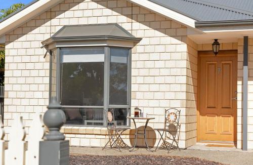 Goolwa House | Brookings Perch - Riverside Stay near Cafés & Wharf