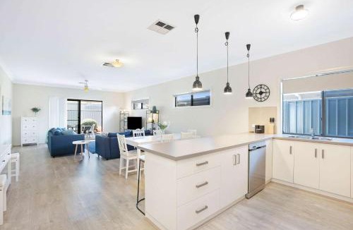 Goolwa House | Brookings Perch - Riverside Stay near Cafés & Wharf