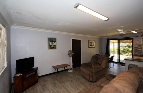 Guilderton House | Brooklands - Budget Beach Shack Style Accomodation