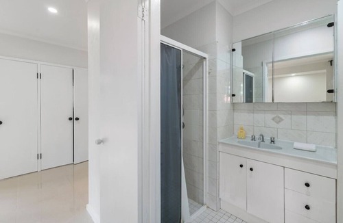 Robertson Condo | Budget 1-Bed Studio Near Top Malls & Transit!