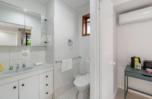 Robertson Condo | Budget 1-Bed Studio Near Top Malls & Transit!