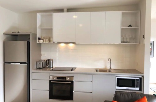 Lorne House | Bunga Raya