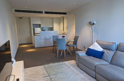 Capital Hill Apartment | Burbury Bonanza @ Barton!