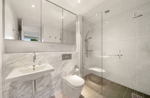 Capital Hill Apartment | Burbury Bonanza @ Barton!