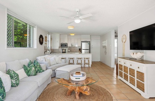 Burleigh Heads Apartment | Burleigh Beach Pad 100m from beach - stunning