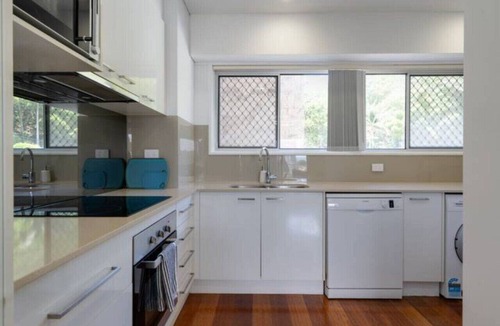 Burleigh Heads Apartment | Burleigh Headland Retreat with Balcony | Walk to National Park & Beach