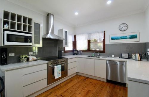 Huskisson House | Burrill's Cedar Cottage by Book Jervis Bay - Walking Distance to Water
