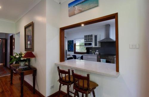 Huskisson House | Burrill's Cedar Cottage by Book Jervis Bay - Walking Distance to Water