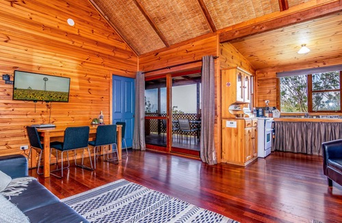Rosebrook House | Bush Retreat with private jacuzzis, amazing views, great for large groups