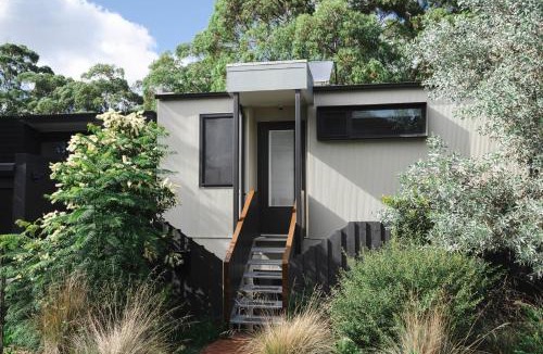 Lane Cove North Apartment | Bushland setting close to Sydney CBD- stand alone apartment